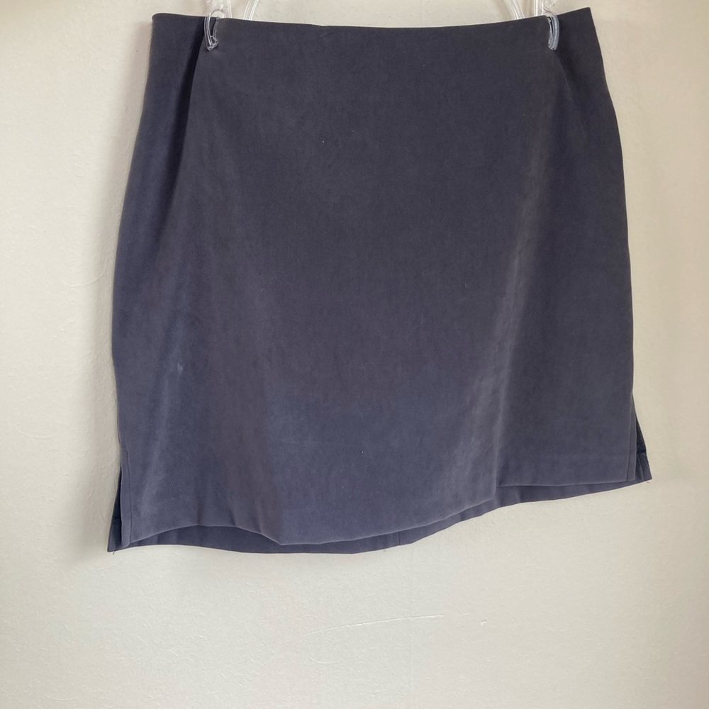 Adorable minimalist velvet mini skirt